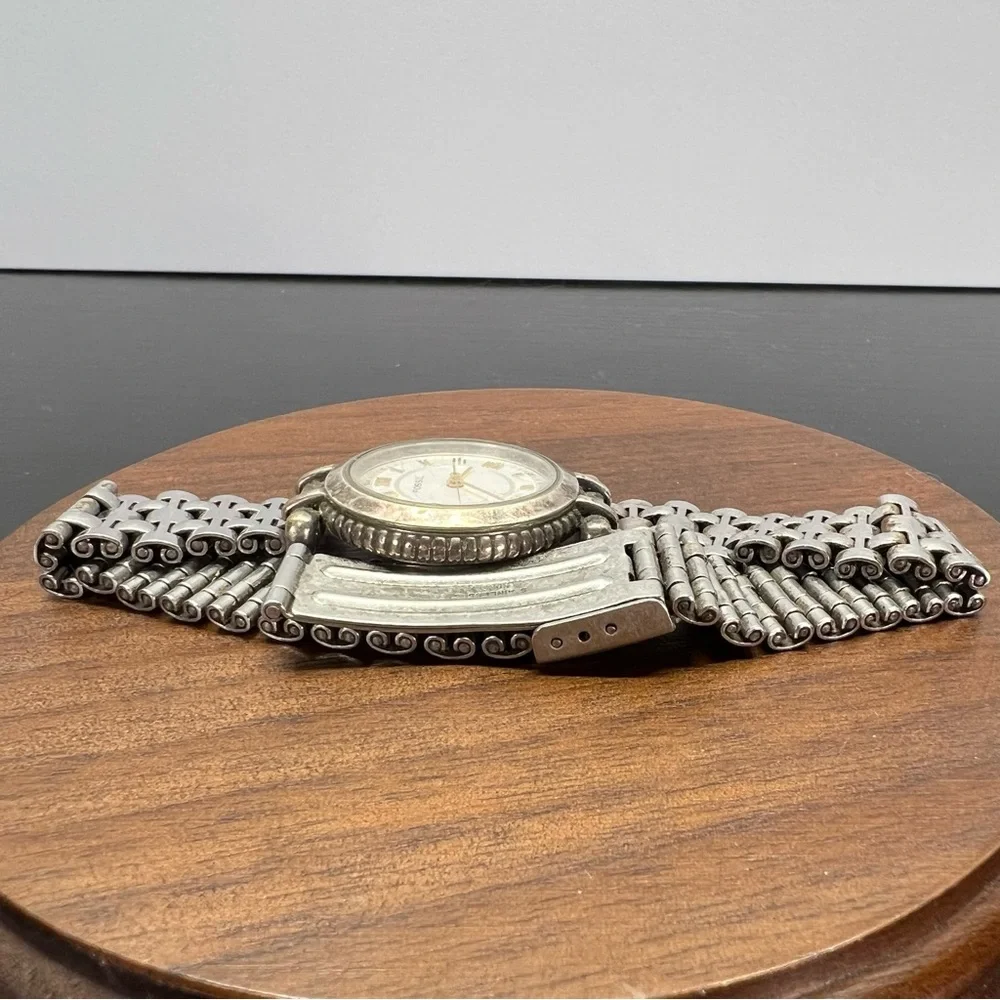 Vintage Fossil Watch Silver Toned White Face Roman Numeral Gold Colored Details‎
